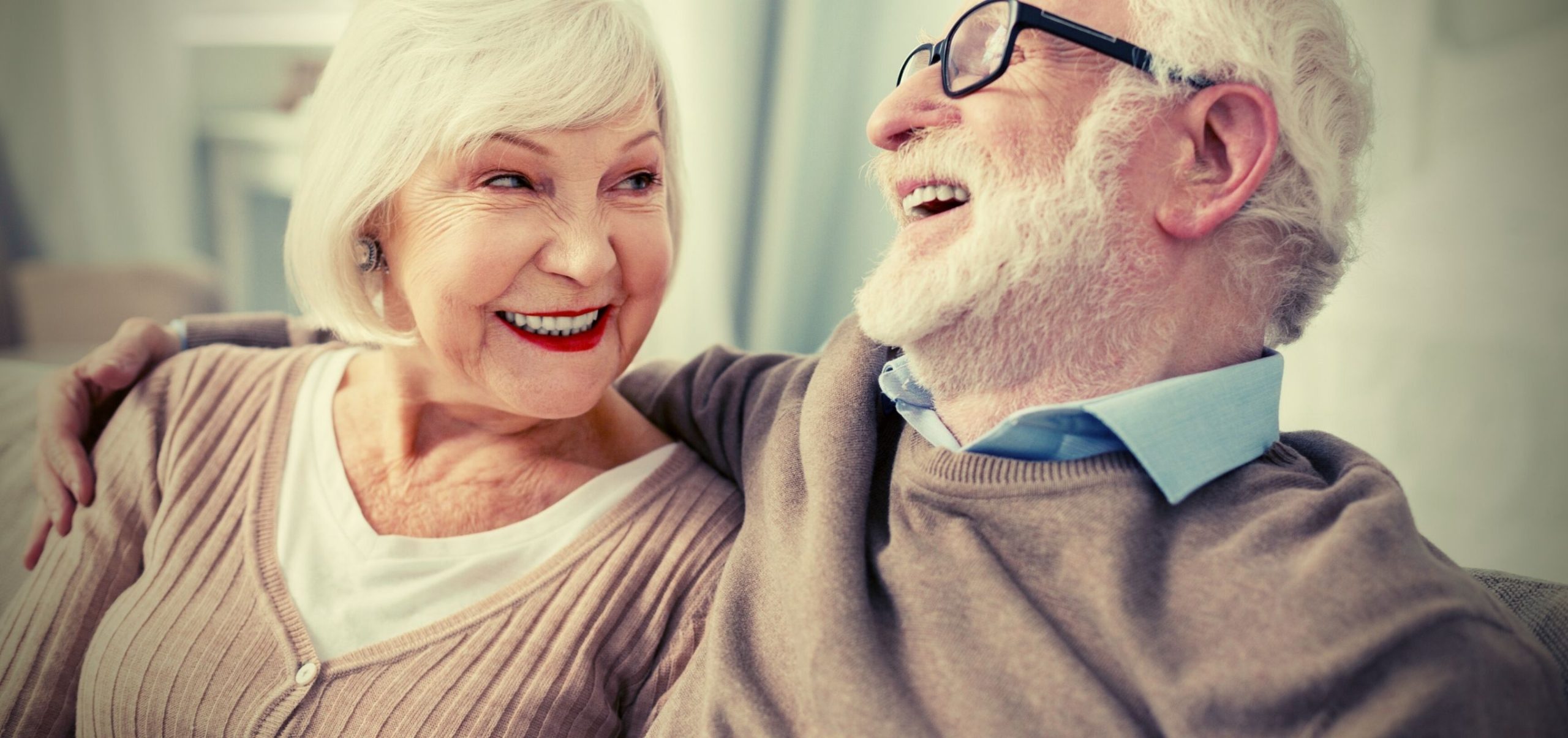 Любовь людей в возрасте. Старики и дети. Пожилой человек говорит оживленно по телефону. Старики в молодости. Счастливые пенсионеры.