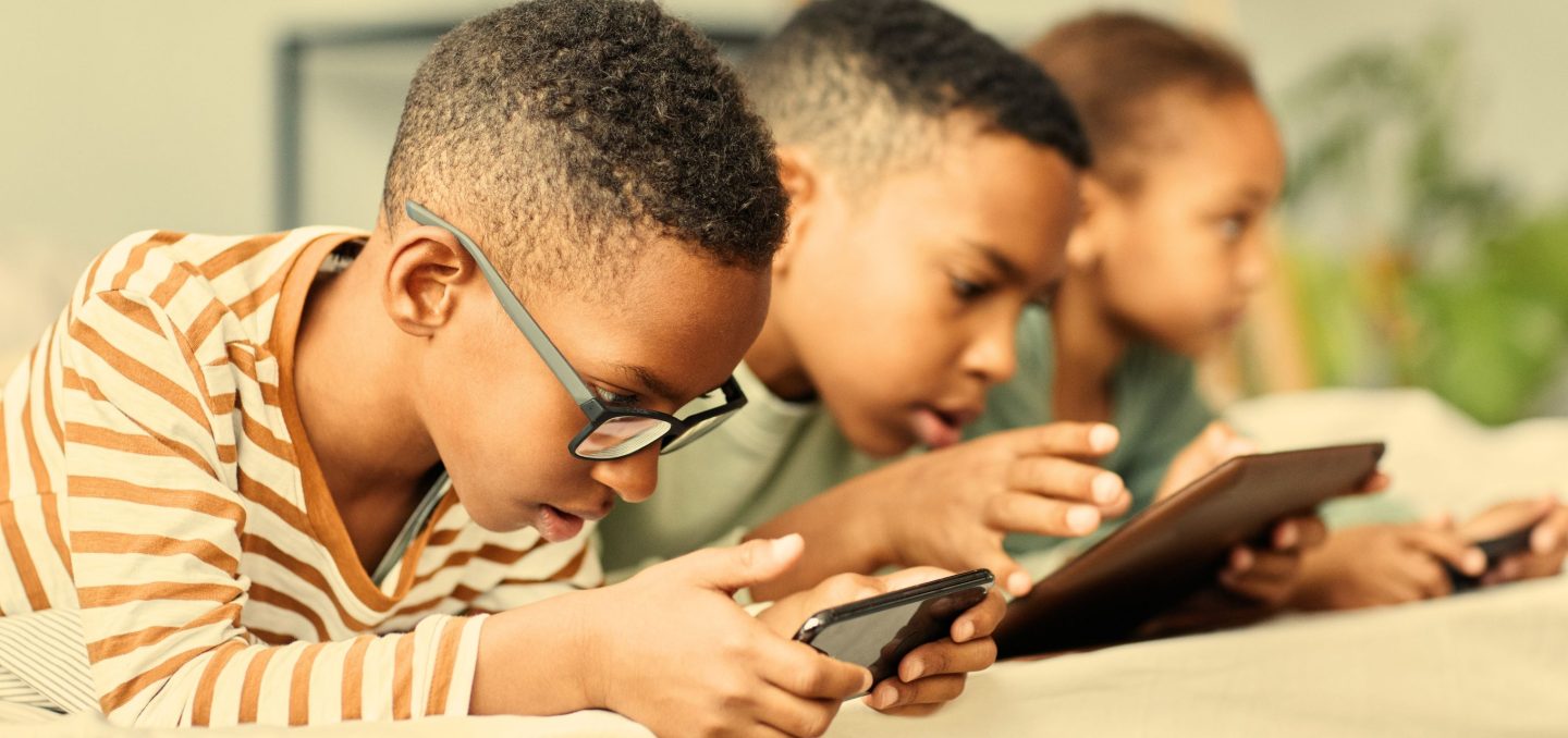 Proteggere i Bambini Online: Un Dilemma tra Innovazione Tecnologica e Sicurezza Digitale