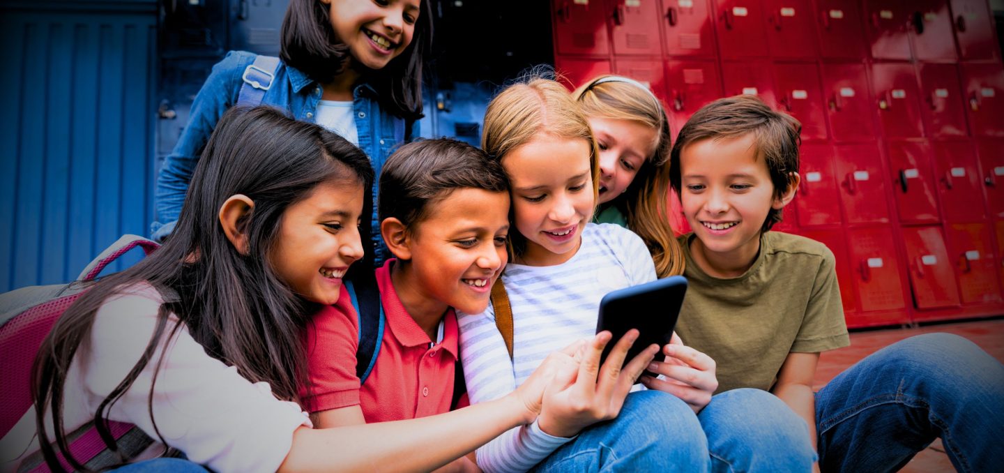 Spagna, Francia e Grecia chiedono una "maggiore età digitale" per proteggere i minori online